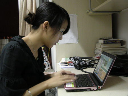 整天待在家里很闷怎么办天天在家玩游戏,19岁,要不要去打工,又怕熬不了工作的苦。之前干了一会不想干